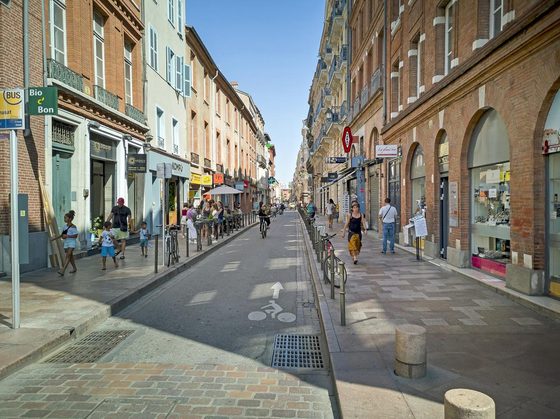 Rue commerçante du centre de Toulouse, à deux pas du square Charles-de-Gaulle